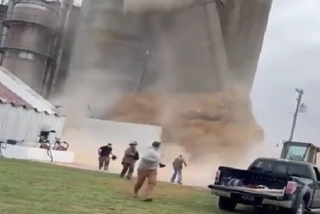 Crolla un gigantesco silos di grano, persone in fuga