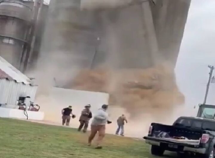 Crolla un gigantesco silos di grano, persone in fuga