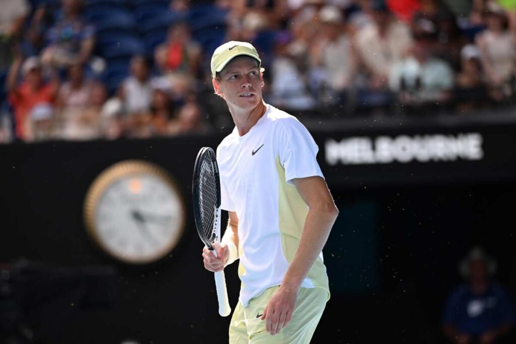 Fantastico debutto di Sinner all’ATP1000 di Parigi. Battuto il belga Bergs in 2 set: 6-4,6-2, agli ottavi affronterà Cerundolo, nella foto sinner