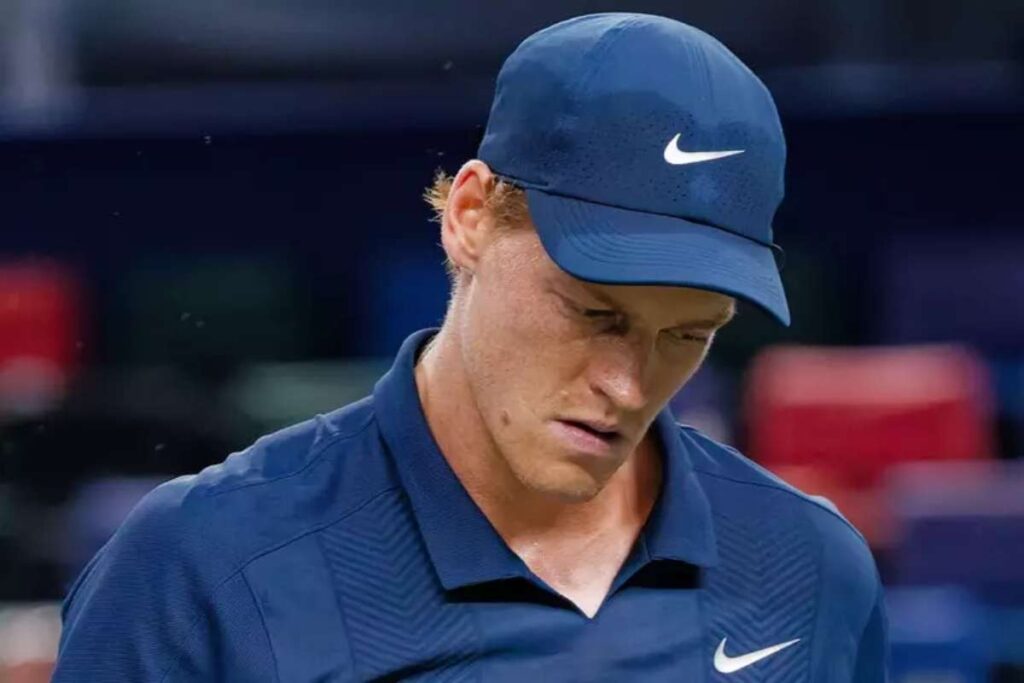 Sinner torna campione a Vienna, batte Zverev in 3 set dopo una battaglia di 2h28’ in un match molto muscolare, nella foto Sinner