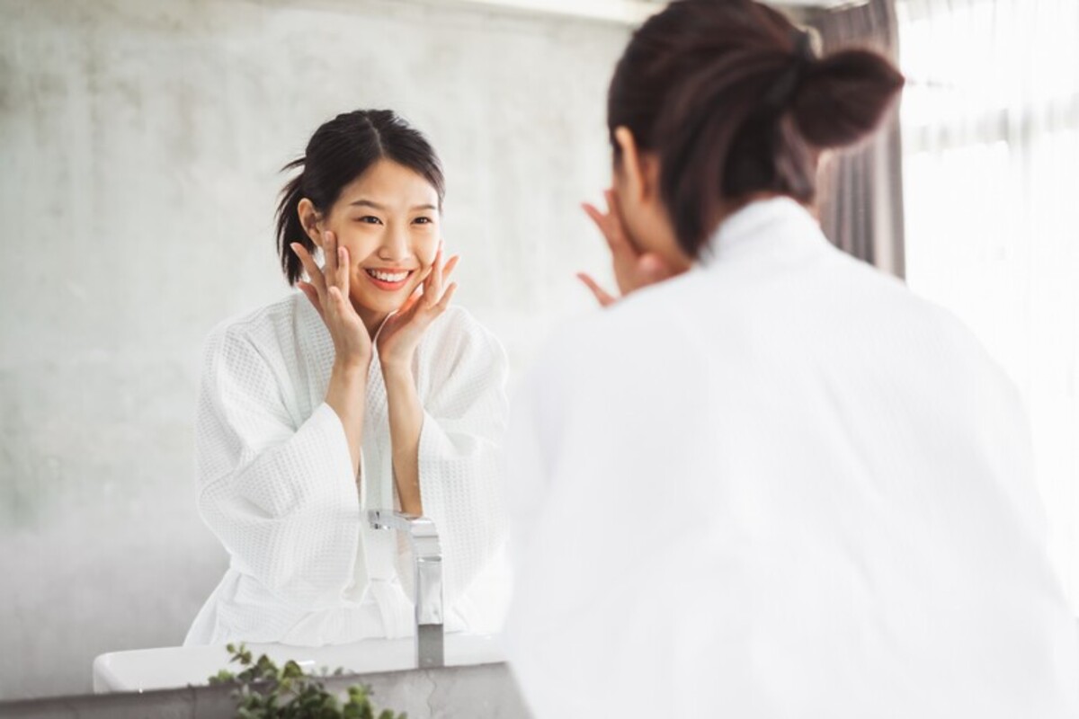 ragazza coreana fa skincare
