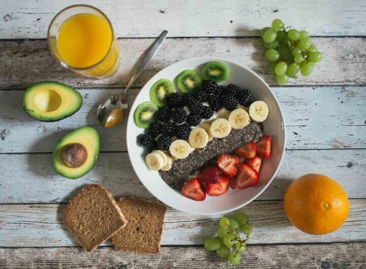 un piatto di alimenti sani