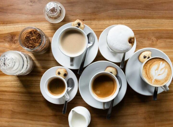 alcune tazze di caffè e tè