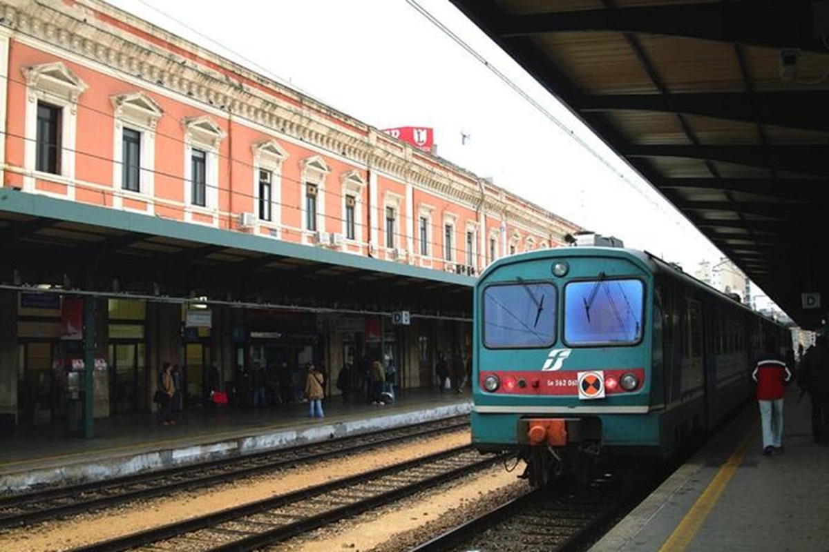 Ponte sullo Stretto, Salvini: “L’Italia fa una figura da Terzo mondo”. Se è per questo, con i treni da Trapani a Messina anche da Quarto, di mondo