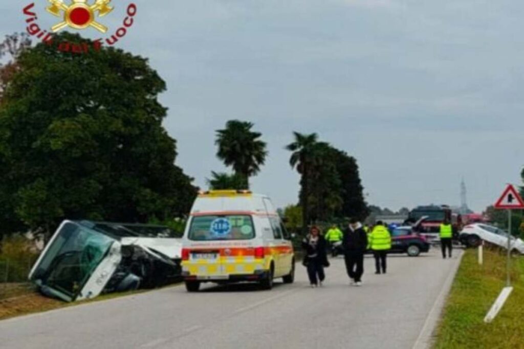 Scontro tra autobus e suv