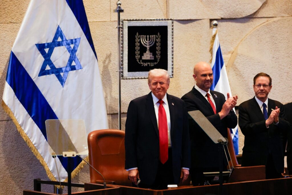 A Gaza la tregua è appesa a un filo, Trump “No King” ha altro (Putin?) in testa: un quadro desolante, nella foto trump alla knesset