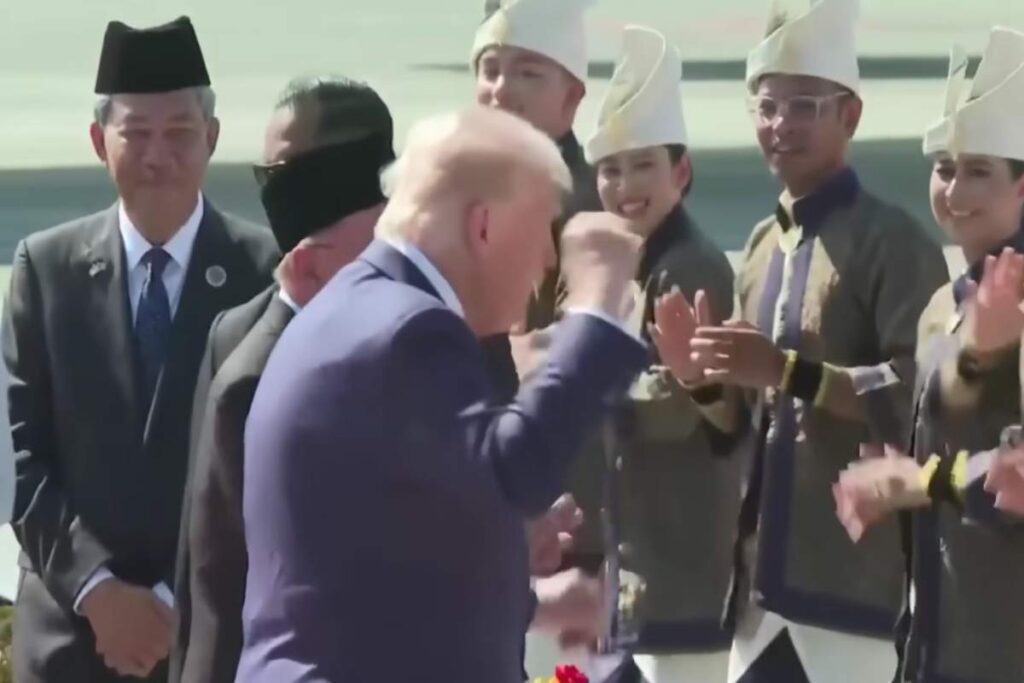 Trump balla al suo arrivo in Malesia