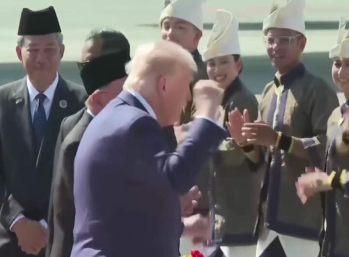 Trump balla al suo arrivo in Malesia