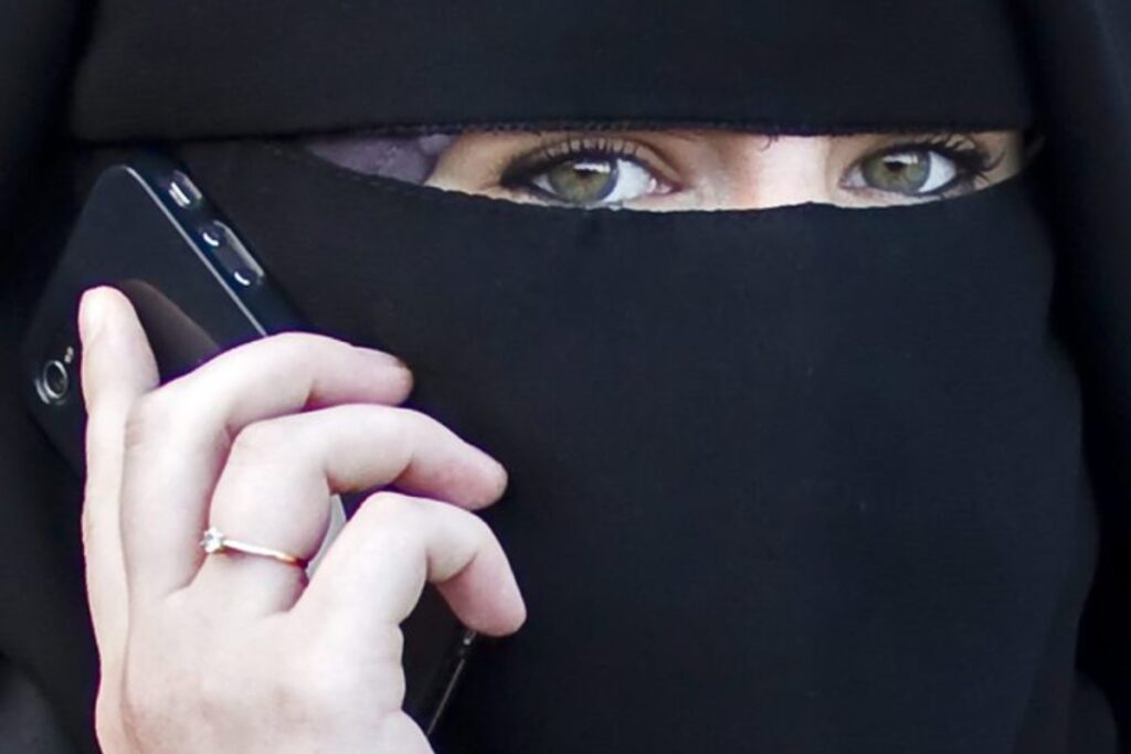 donna con velo islamico