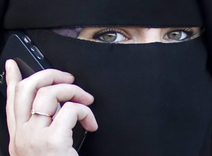 donna con velo islamico