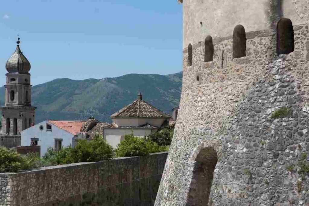 Il borgo nascosto tra le montagne: un’oasi fiabesca che pochi conoscono, tutti i dettagli