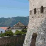 Il borgo nascosto tra le montagne: un’oasi fiabesca che pochi conoscono, tutti i dettagli