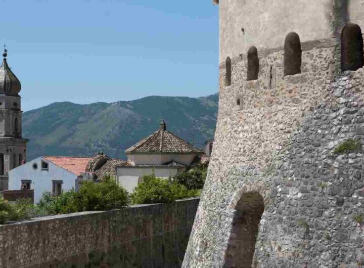 Il borgo nascosto tra le montagne: un’oasi fiabesca che pochi conoscono, tutti i dettagli