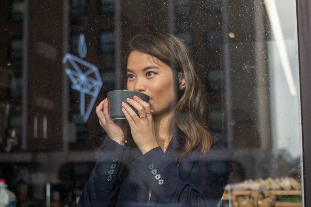 una ragazza beve caffè in relax