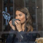 una ragazza beve caffè in relax