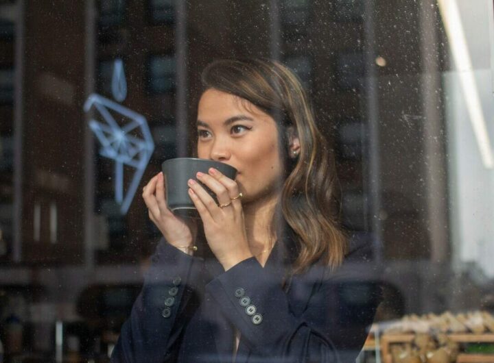 una ragazza beve caffè in relax