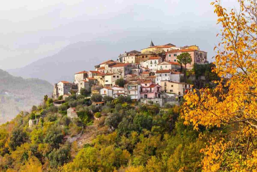 Il borgo segreto tra i monti, un’oasi magica dove l’acqua cristallina custodisce misteri, i dettagli