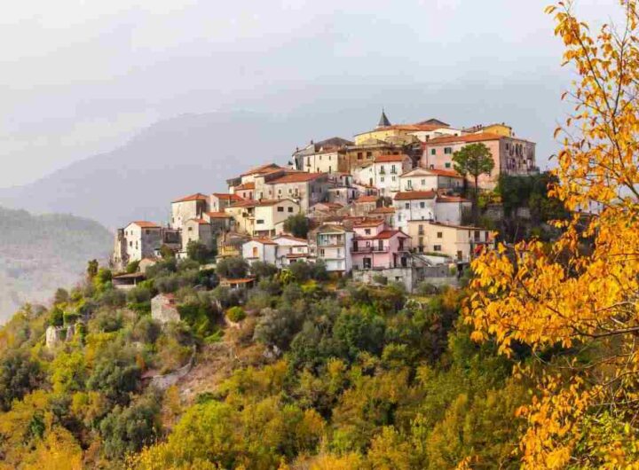 Il borgo segreto tra i monti, un’oasi magica dove l’acqua cristallina custodisce misteri, i dettagli