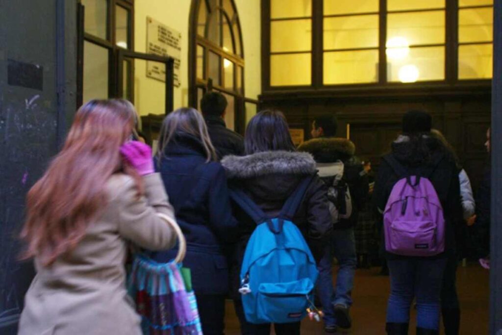 Studenti all'entrata di scuola