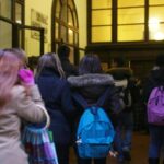 Studenti all'entrata di scuola