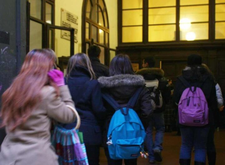 Studenti all'entrata di scuola
