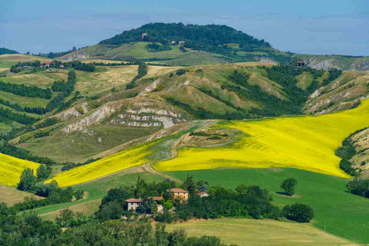 Natura selvaggia, antiche rocche e aria purissima: 5 percorsi panoramici italiani da non perdere questo inverno