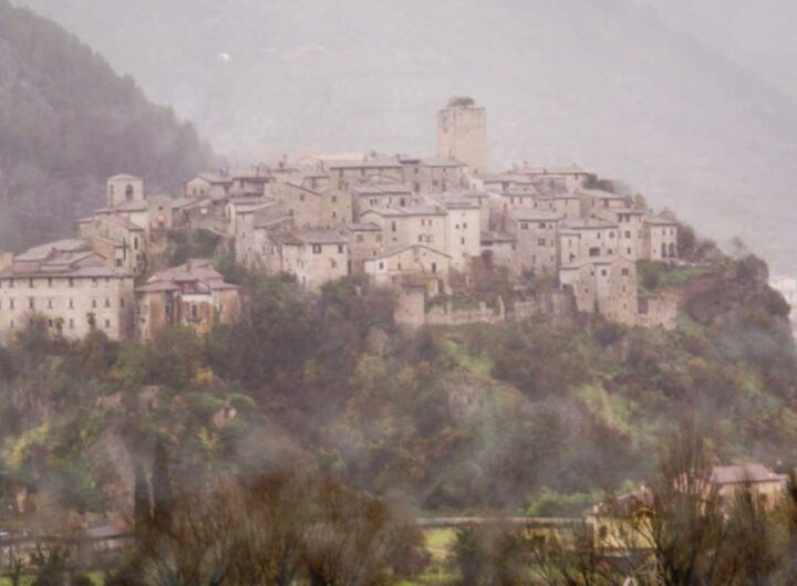 Arrone, borgo fortificato che domina dall’alto il corso del fiume Nera, si conferma una destinazione imperdibile per chi desidera immergersi