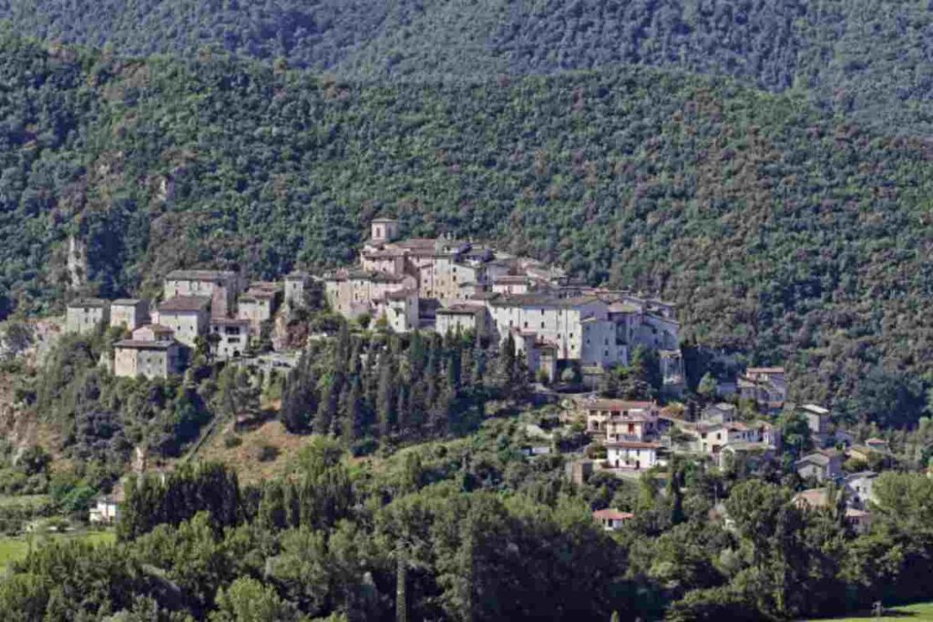 Organizzare un viaggio verso Arrone rappresenta un’occasione preziosa per scoprire una regione che continua a sorprendere con i suoi borghi