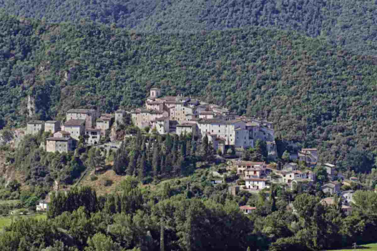 Organizzare un viaggio verso Arrone rappresenta un’occasione preziosa per scoprire una regione che continua a sorprendere con i suoi borghi