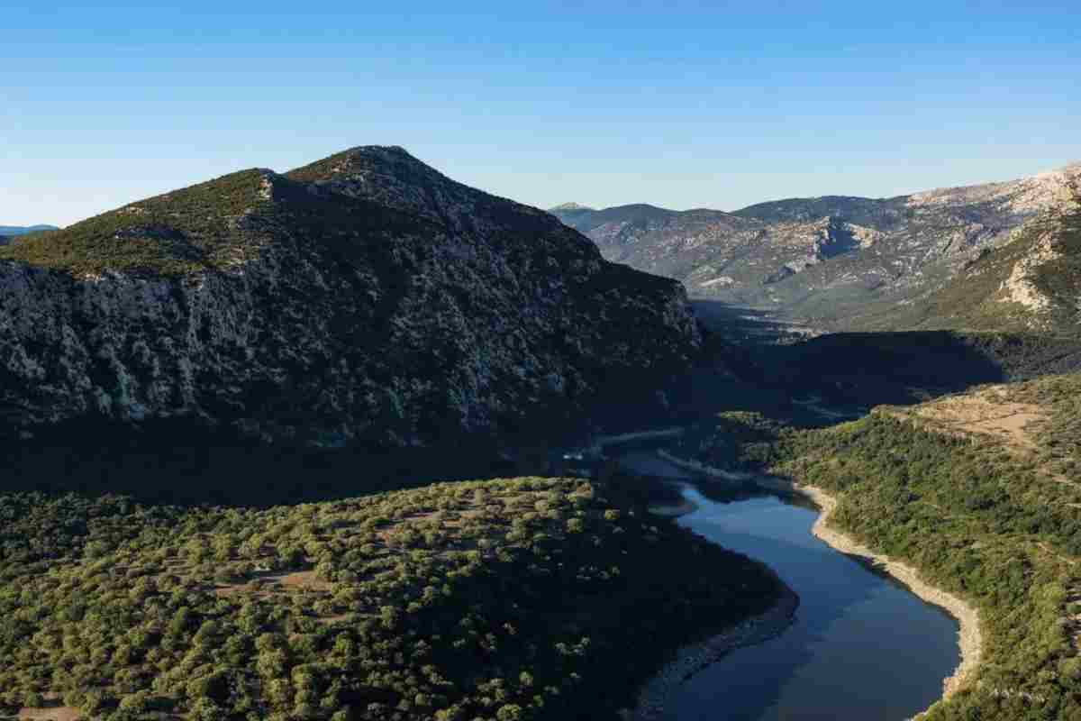 A breve distanza da Orgosolo, Mamoiada è il centro che custodisce la tradizione delle maschere del carnevale sardo, i Mamuthones