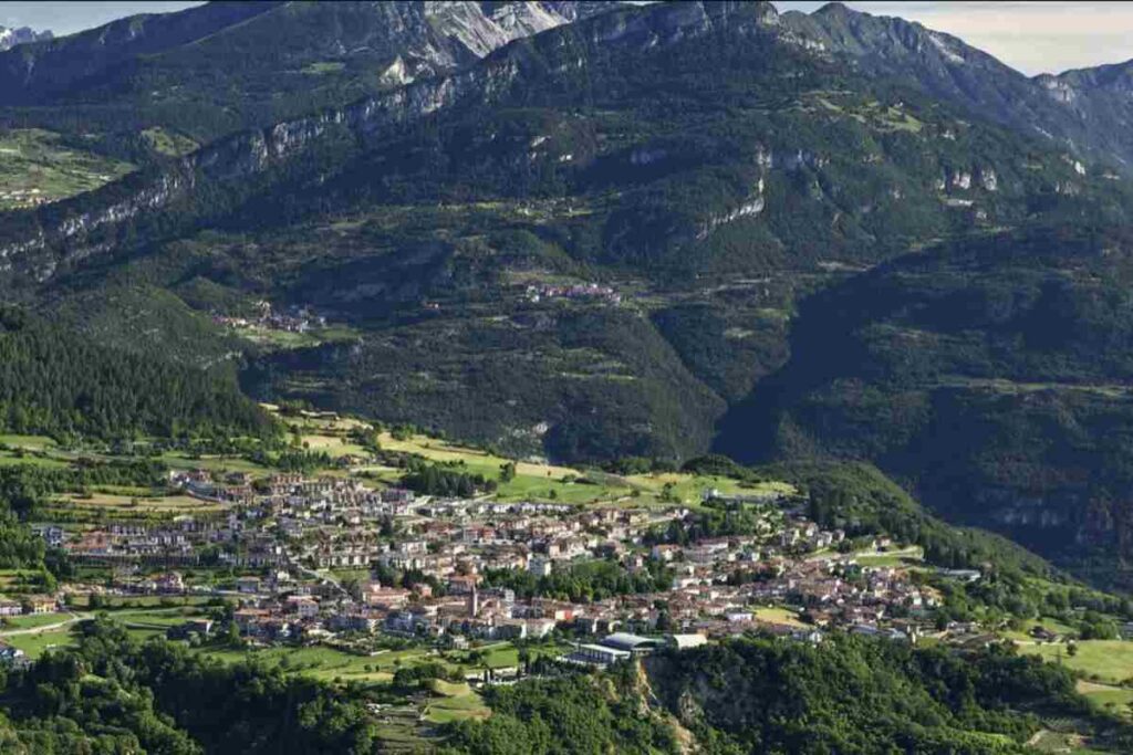 Questo borgo, incastonato tra le vette del Monte Baldo, conferma anche per la stagione attuale il suo fascino autentico
