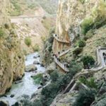 Situato nei pressi di Malaga, questo percorso sospeso tra le pareti del Desfiladero de los Gaitanes offre un’esperienza mozzafiato,