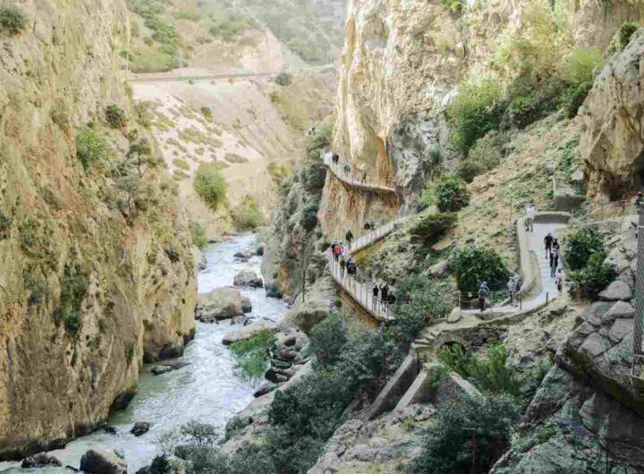 Situato nei pressi di Malaga, questo percorso sospeso tra le pareti del Desfiladero de los Gaitanes offre un’esperienza mozzafiato,