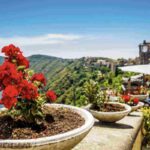 Conosciuto soprattutto come la storica residenza estiva dei pontefici, questo piccolo gioiello laziale si conferma una meta imperdibile