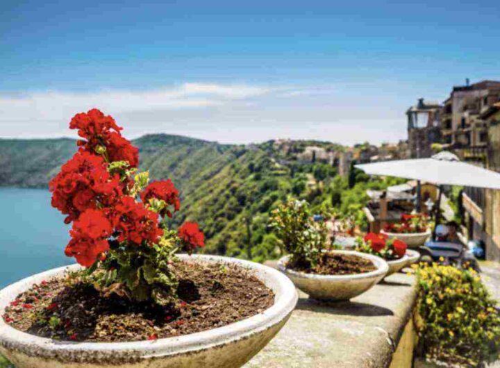 Conosciuto soprattutto come la storica residenza estiva dei pontefici, questo piccolo gioiello laziale si conferma una meta imperdibile