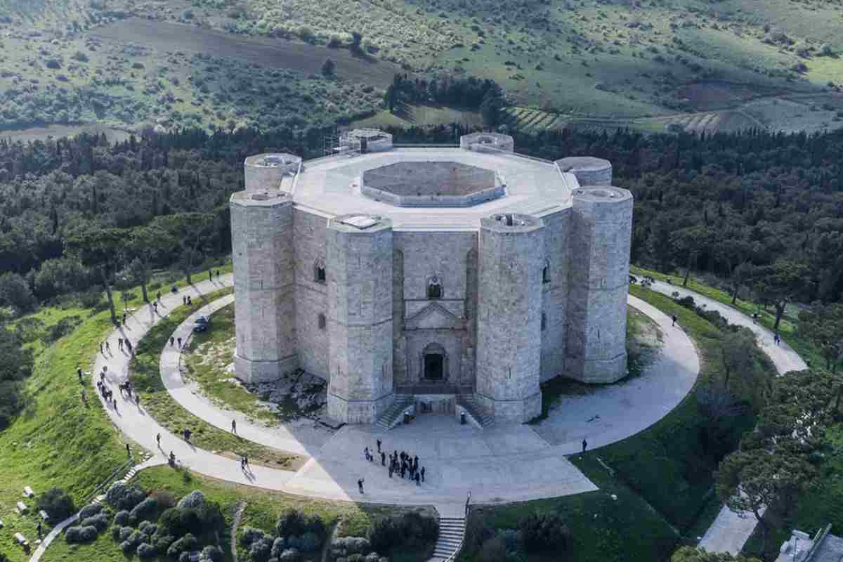 Il fascino di Castel del Monte si deve anche ai numerosi enigmi che avvolgono la sua funzione originaria. Diverse teorie si sono susseguite nel tempo