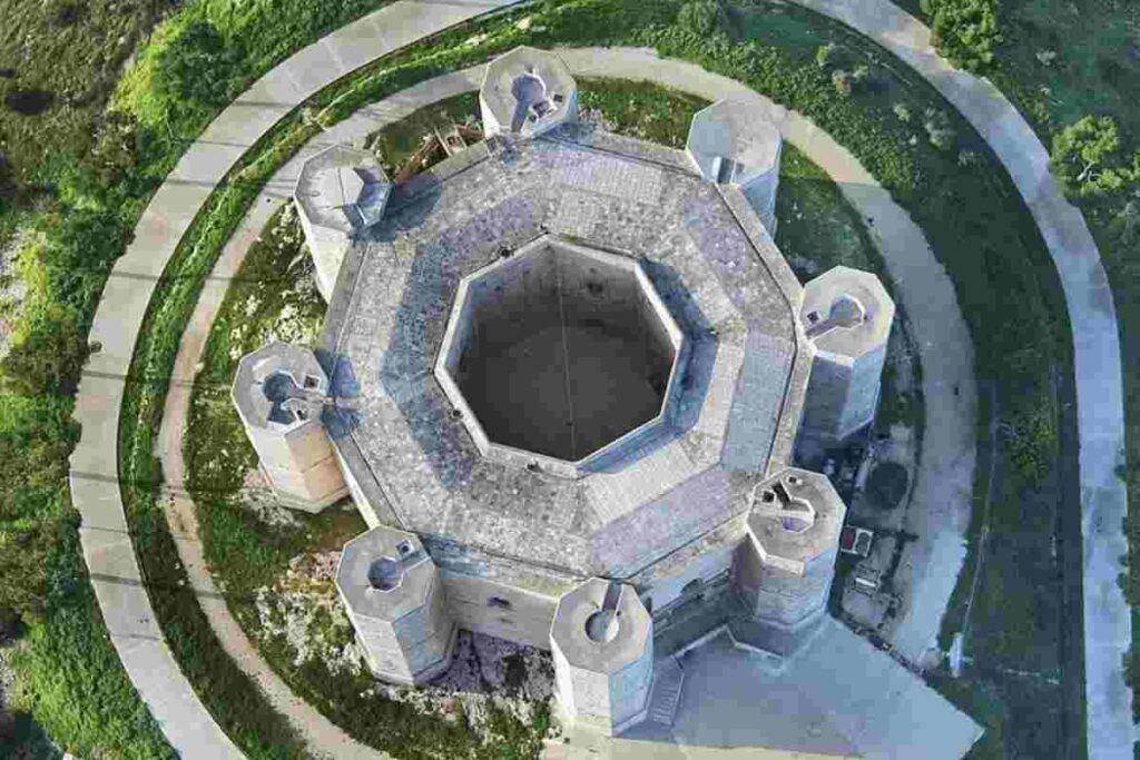 Questo maestoso complesso, voluto da Federico II di Svevia nel XIII secolo, rappresenta uno dei più straordinari esempi di ingegneria medievale