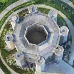 Questo maestoso complesso, voluto da Federico II di Svevia nel XIII secolo, rappresenta uno dei più straordinari esempi di ingegneria medievale