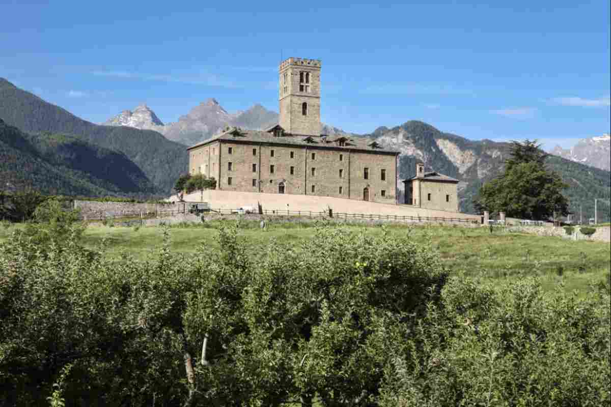 Altri manieri di grande interesse sono il Castello Reale di Sarre, residenza di caccia di Vittorio Emanuele II e dimora estiva della famiglia
