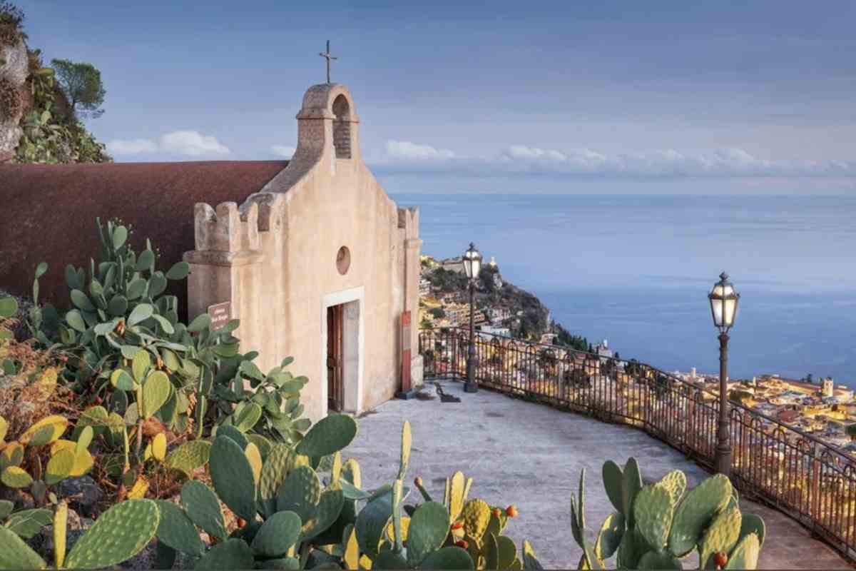 La cucina di Castelmola è un trionfo di sapori semplici e genuini, che esaltano la tradizione siciliana con ingredienti del territorio.