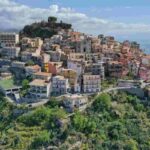 Situato a quasi 500 metri d’altitudine, questo antico villaggio offre panorami mozzafiato sull’Etna e sullo Stretto di Messina