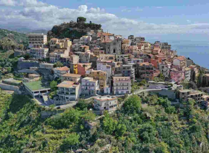 Situato a quasi 500 metri d’altitudine, questo antico villaggio offre panorami mozzafiato sull’Etna e sullo Stretto di Messina