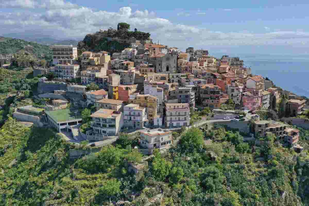 Il borgo sospeso tra le nuvole, un gioiello tra mare e panorami mozzafiato: ti aspetta a 500 metri d’altezza