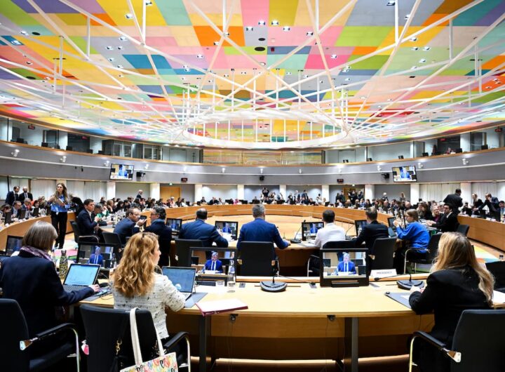 Consiglio ambiente Ue 2025 a Bruxelles.. Persone sedute ai tavoli in riunione