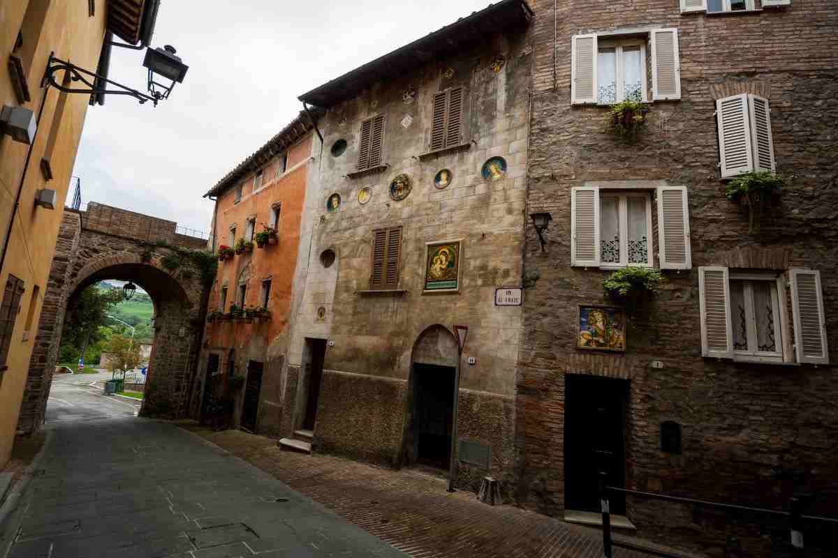 Il borgo segreto della ceramica, un gioiello medievale che incanta l’Italia: tra arte e case antichissime