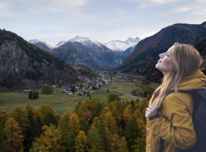 I colori caldi dei larici, le passeggiate tra castagneti e borghi antichi, e l’assenza di folle animano una regione che si mostra in un’inedita veste intima e autentica.