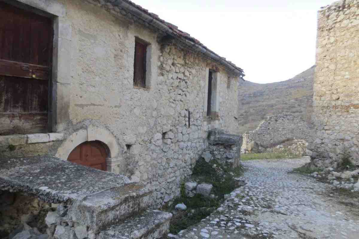 Il borgo fantasma si trova a pochi chilometri dal centro di Scanno, rendendo la visita facilmente accessibile anche per chi soggiorna