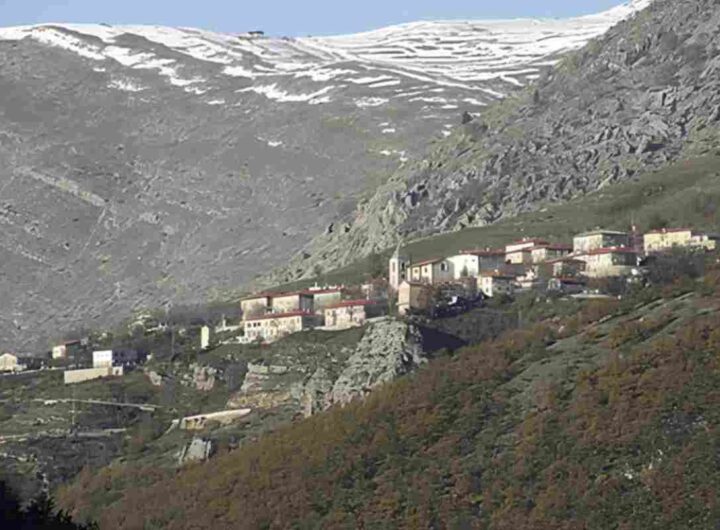 La nascita di Frattura Vecchia risale alla fine del IX secolo, quando i conti Di Sangro fondarono il borgo che, nel 1091,