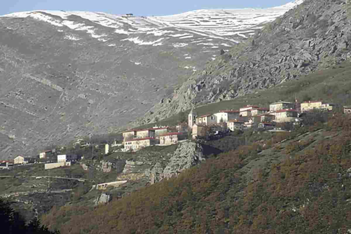 Un tesoro nascosto tra le montagne: il borgo fantasma dimenticato che merita di essere scoperto