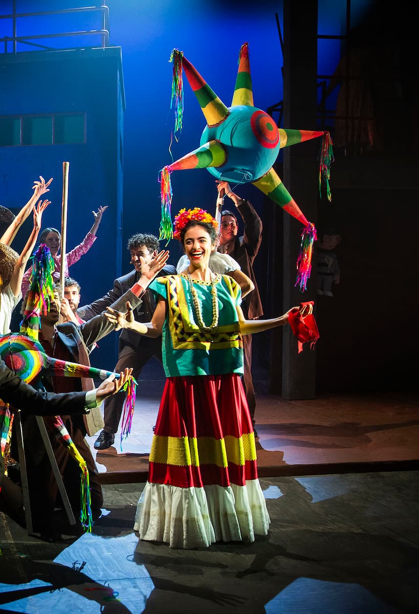 Frida Opera Musical. Attrice interprete di Frida Kahlo con vestiti variopinti